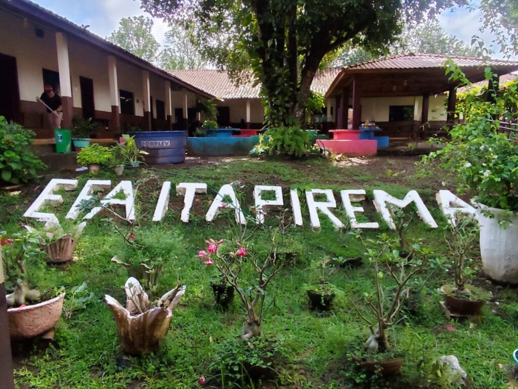 Estudante apresenta um mural de projetos durante atividade na EFA